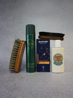 Pakket met producten voor lederverzorging en aftercare glad leder